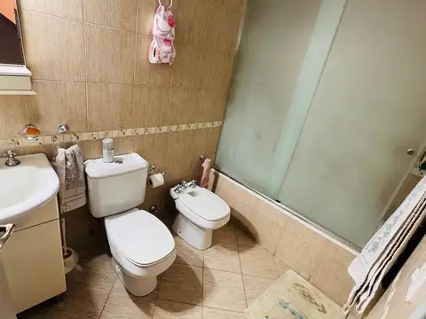 Casa 4 ambientes con 2 baños