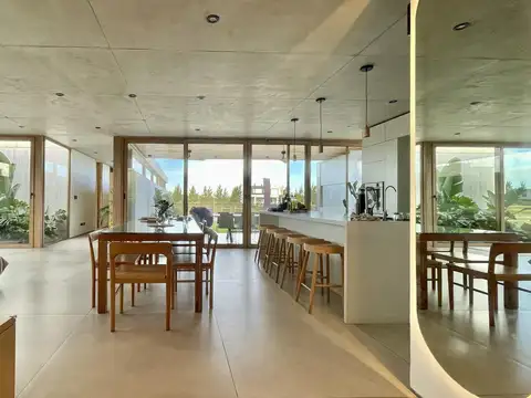 Casa en Venta con 4 cocheras