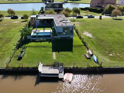 Casa al río con amarra propia en El Naudir – salida navegable y diseño moderno