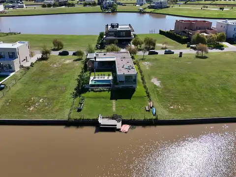 Casa al río con amarra propia en El Naudir – salida navegable y diseño moderno