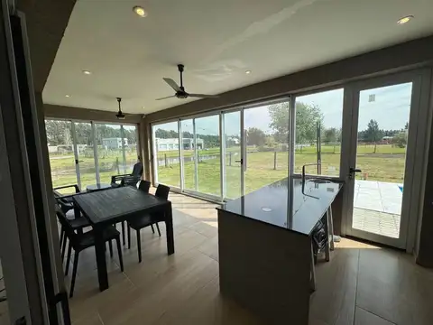 Casa 6 ambientes con 2 baños