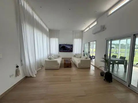 Casa en Alquiler con 2 cocheras