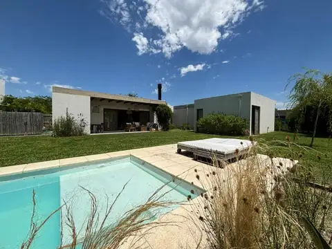 Casa en Venta con 3 cocheras