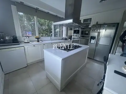 Casa en Venta con 10 cocheras
