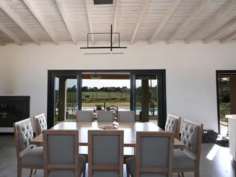 Casa en Venta con 3 cocheras