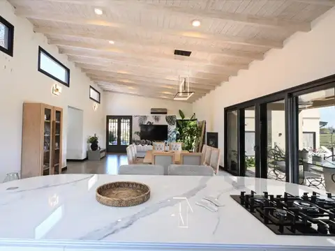 Casa 5 ambientes con 4 baños