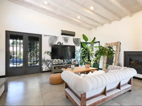 Casa a nuevo con quincho y pileta en club de polo