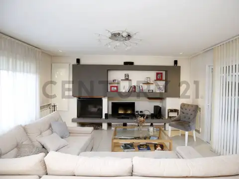 Casa en Venta con 2 cocheras