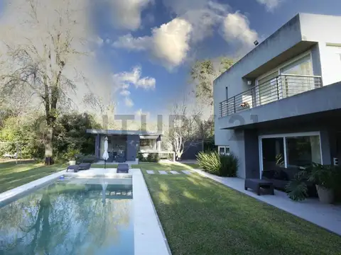 Casa en venta en Villa Elisa de categoría con parque y pileta
