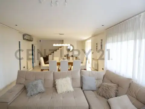 Casa en venta en Villa Elisa de categoría con parque y pileta