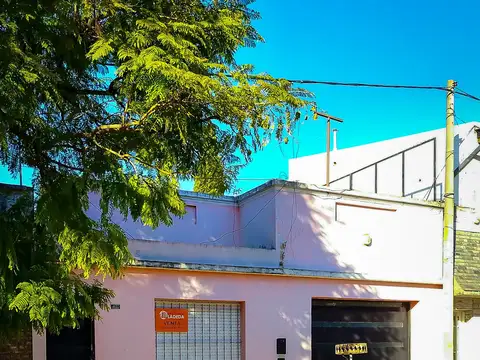 CASA 2 DORMITORIOS CON GARAGE Y PATIO A LA VENTA - PUEDE PERMUTAR