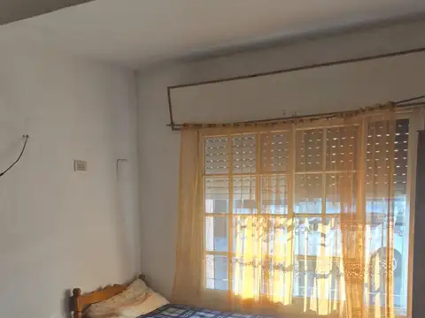 CASA 2 DORMITORIOS CON GARAGE Y PATIO A LA VENTA - PUEDE PERMUTAR
