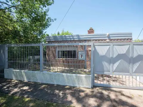 CASA DE 3 DORMITORIOS VENTA VILLA ELISA CON PILETA