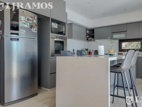 Casa 5 ambientes con 4 baños