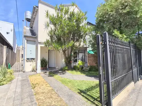 Venta  de casa en Villa Ballester .Tres dormitorios con cochera    Un departamento de 2 ambientes .