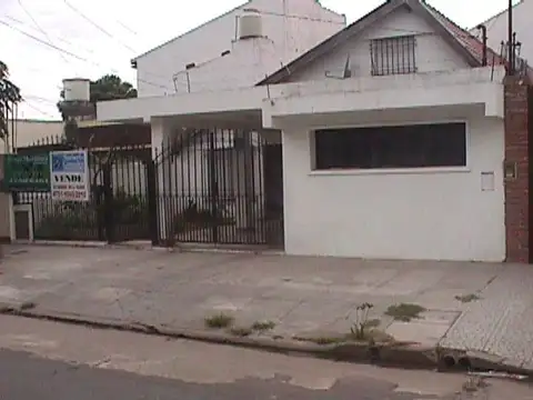 EN VENTA CHALET EN 2 PLANTAS CON GARAGE, PARQUE LIBRE, CUENTA CON TERRAZA - FICHA 5411