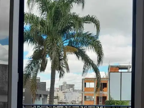 Depto. de 4 ambientes con terraza.