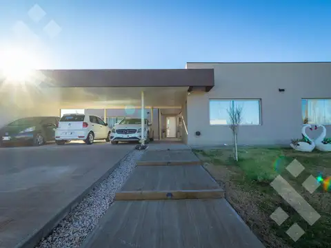 VENTA CASA 3 DORMI + QUINCHO  Y PILETA - B° CERRADO ESTILO CHACRA - CIPOLLETTI
