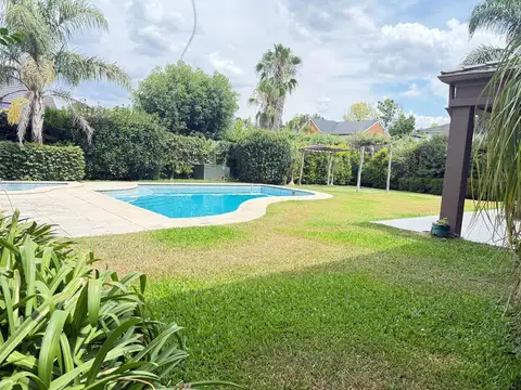 Casa en Alquiler con 2 cocheras