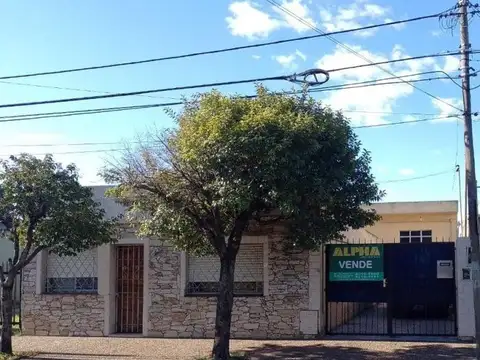 Casa de 4 amb. con galpón de 100 m² y dpto. de 2 amb. a reciclar en venta
