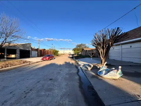 Casa en Alquiler con 2 cocheras