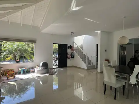 Casa en Venta con 2 cocheras