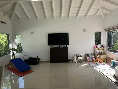 Casa 5 ambientes con 3 baños