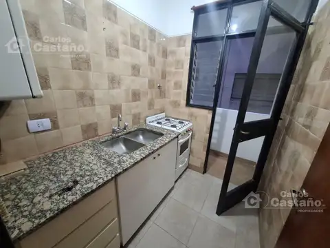 A Mts. de Av. Maipú, Dto. 2 Amb. al Lateral con Patio