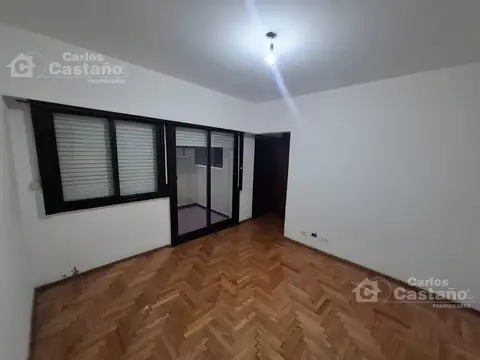 A Mts. de Av. Maipú, Dto. 2 Amb. al Lateral con Patio