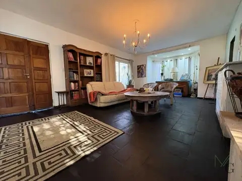 Casa 7 ambientes con 2 baños