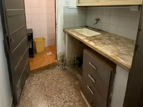 Local comercial sobre Parana 35 mts de salon + deposito