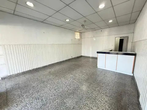 Local comercial sobre Parana 35 mts de salon + deposito
