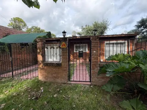 VENTA CASA 3 DORMITORIOS CON PILETA EN FUNES