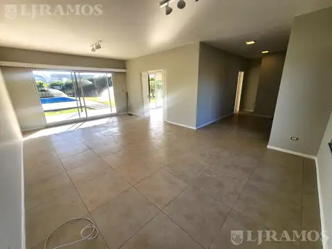 Casa en Alquiler con 4 cocheras