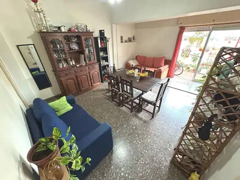 3 AMBIENTES 62 M2. 1º PISO POR ESCALERA A LA CALLE. PATIO