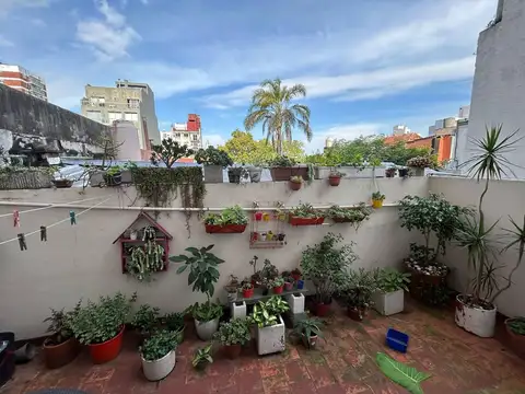 3 AMBIENTES 62 M2. 1º PISO POR ESCALERA A LA CALLE. PATIO