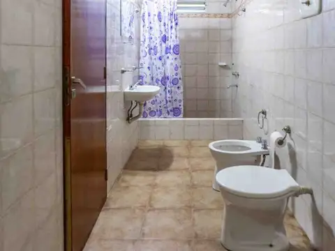 CASA EN VENTA 1 DORMITORIO + COMODIN AZCUENAGA