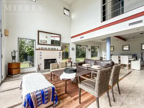 Casa en Venta con 2 cocheras