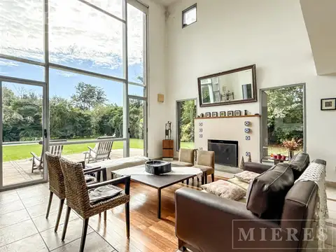 Casa 8 ambientes con 3 baños