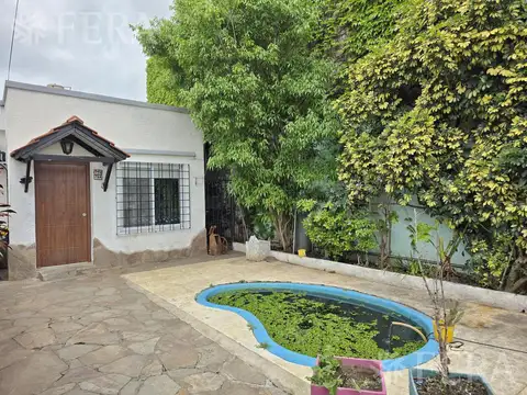 Venta casa 3 ambientes con cochera y patio en Bernal