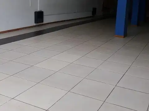LOCAL CON ENTREPISO Y VIVIENDA AL FONDO