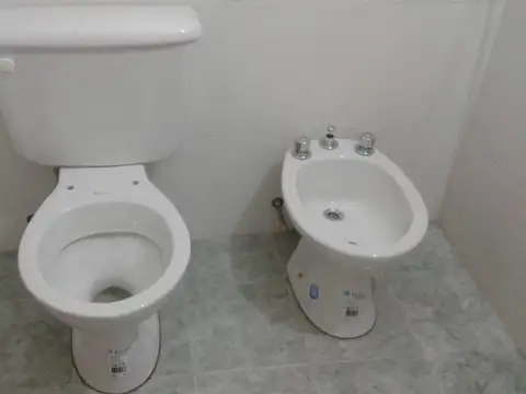 DEPTO 2 AMB EN PRIMER PISO AL FRENTE - SIN EXPENSAS - SERVICIOS COMPARTIDOS