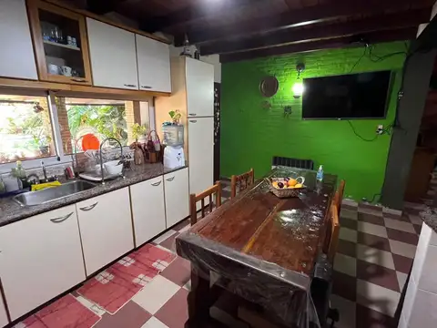 Venta casa de tres dormitorios con galeria, parrillero y quincho 180 m2 en Funes, garita 9