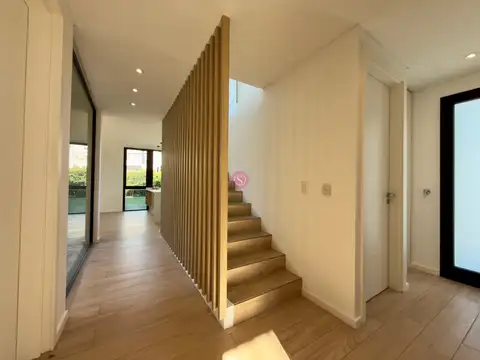 Casa 6 ambientes con 4 baños