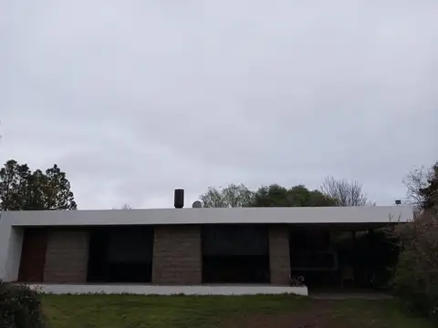 VENTA/CASA 2 DORMITORIOS/ PILETA Y MUCHO PARQUE