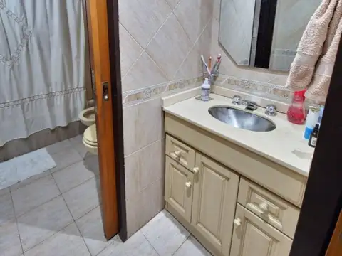 Venta de Casa De 5 Ambientes Con Cochera, Patio, Pileta Y Quincho En Sarandi