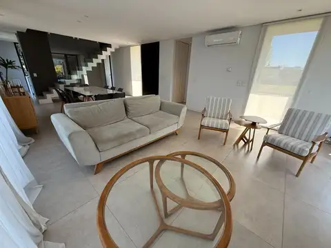 Casa en Alquiler con 2 cocheras