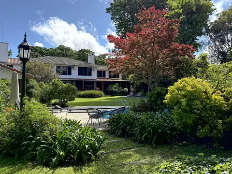 Casa en Venta de 2 Plantas, Con Gran Parque, Pileta y Cochera - Martínez, San Isidro