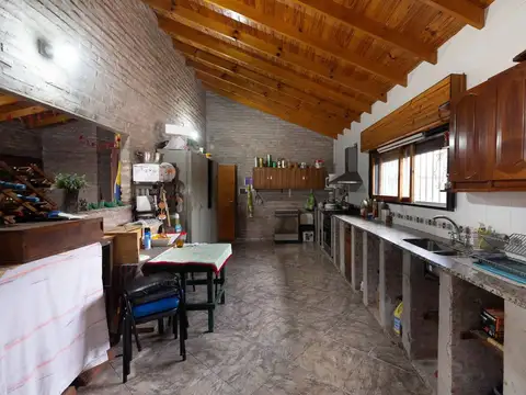 VENTA CASA CINCO AMBIENTES PASO DEL REY