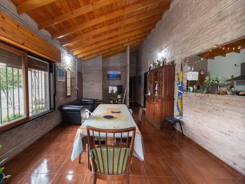 Casa 5 ambientes con 2 baños